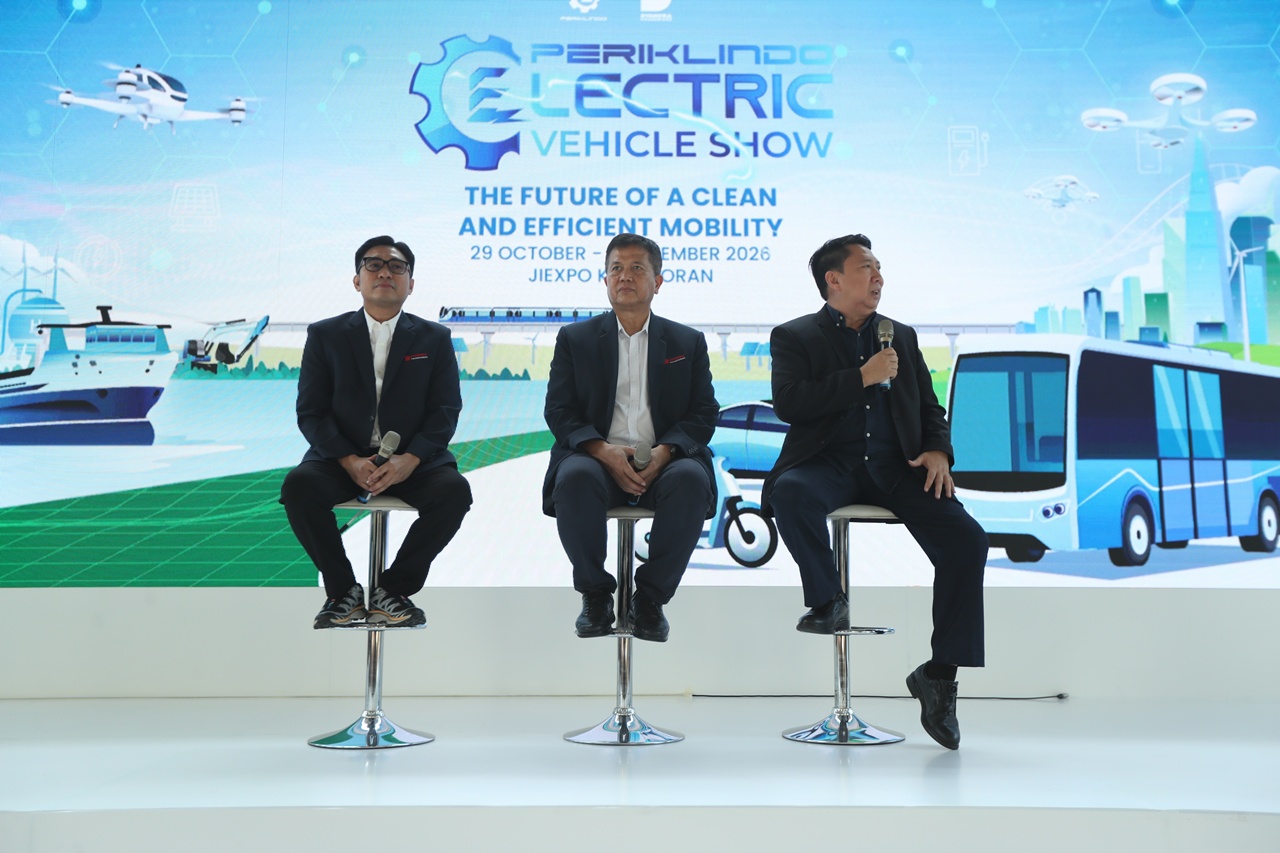 Logo dan suasana PEVS 2026 pameran kendaraan listrik di JIExpo Kemayoran