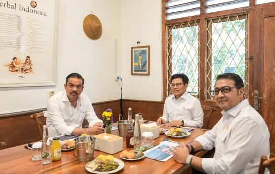 Menteri dan pejabat membahas pengembangan UMKM dan ekonomi kreatif berbasis kawasan di MBloc Space Jakarta