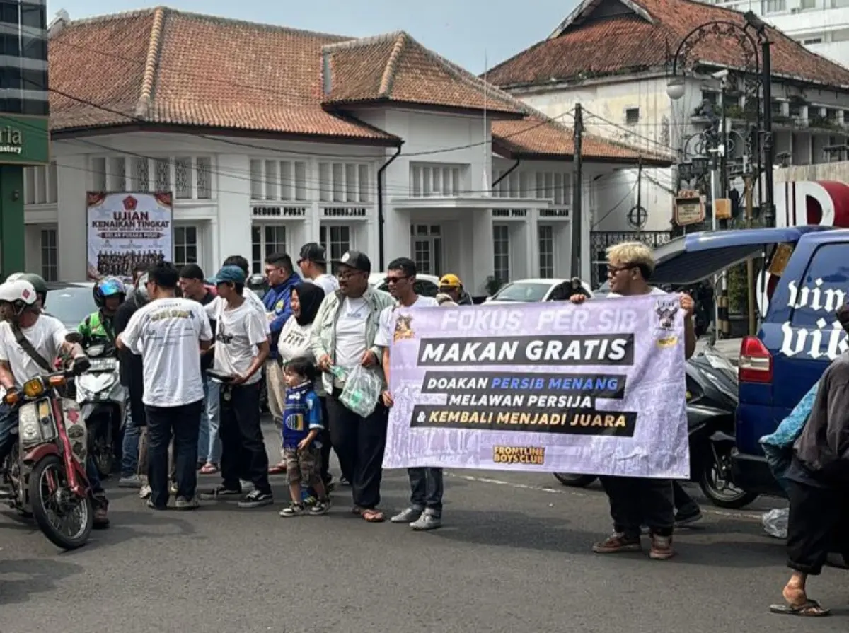 Anggota Viking Frontline membagikan nasi bungkus di tepi jalan Bandung sebagai dukungan untuk Persib