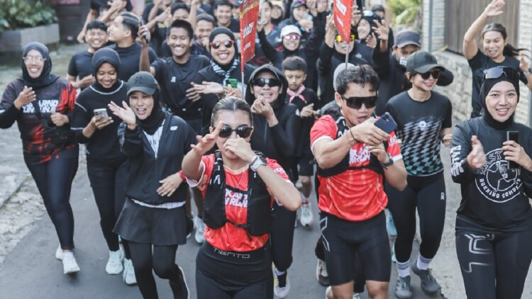 Peserta pra-event Soekarno Fun Run di Jember berkumpul sebelum start pagi hari