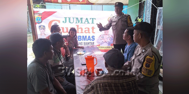 Polisi Polsek Siantar Marihat memberi imbauan waspada kebakaran saat Jumat Curhat Kamtibmas di Warung Kopi Ranto Purba