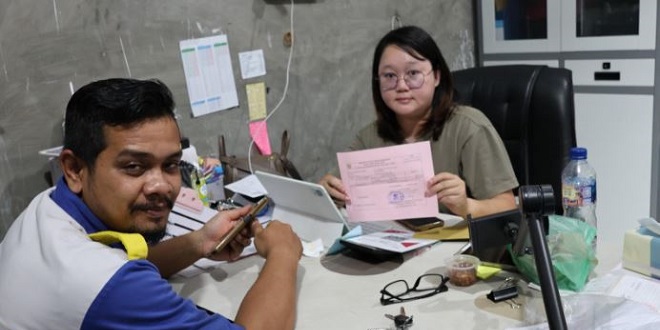 Petugas penagihan retribusi kebersihan mendemonstrasikan pembayaran digital