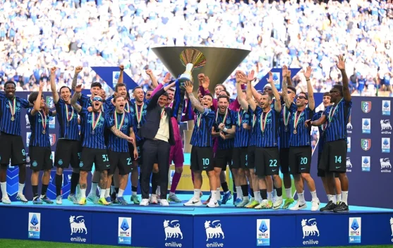 Lautaro Martinez mengangkat trofi Scudetto ke-21 Inter di San Siro dikelilingi pemain dan suporter