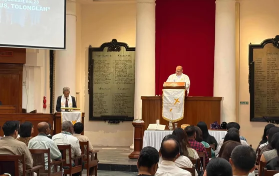 Umat berdoa di gereja saat peringatan Kenaikan Yesus Kristus