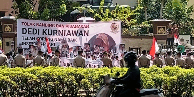 Aksi massa di depan Mabes Polri menuntut penolakan banding Kompol DK