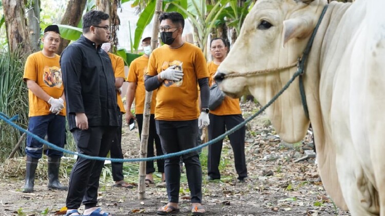 Pendistribusian daging kurban PDI Perjuangan Kabupaten Kediri bersama Fatayat NU