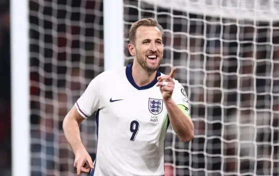 Harry Kane mengenakan jersey Timnas Inggris siap memimpin tim menuju Piala Dunia 2026