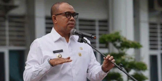 Petugas kesehatan memberikan layanan di puskesmas Sumatera Utara
