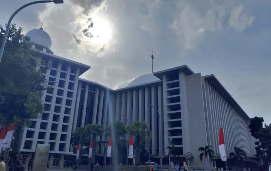 Area parkir dan akses masuk Masjid Istiqlal menjelang Salat Iduladha