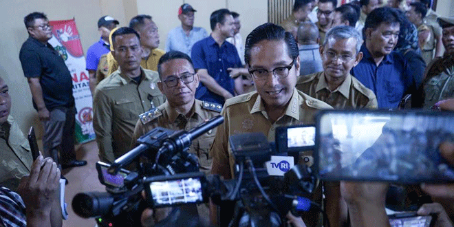 Petugas memperbaiki jaringan listrik saat pemadaman di Medan