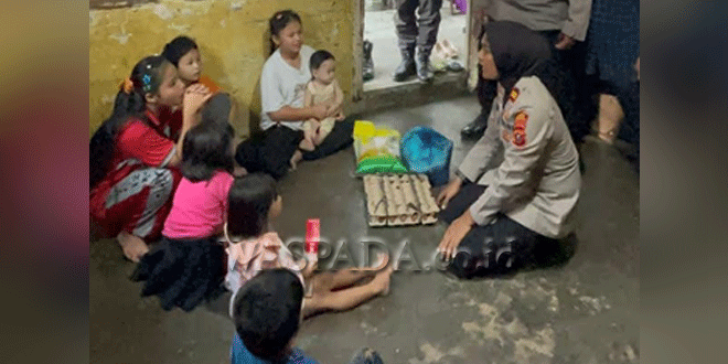 Kapolsek Siantar Selatan menyerahkan paket bantuan sosial kepada keluarga anak penderita malnutrisi