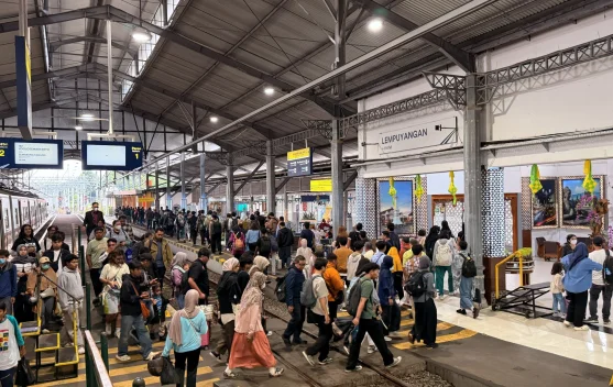 Penumpang menunggu keberangkatan kereta di stasiun selama arus balik 2026