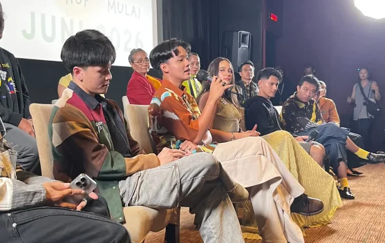 Para pemeran Nobody Loves Kay berbincang akrab di lokasi syuting