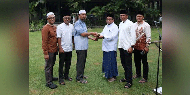Panitia menyembelih hewan kurban PTPN I Regional 1 saat perayaan Idul Adha