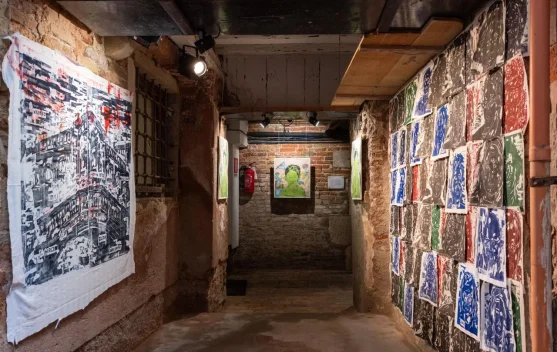 Instalasi Paviliun Indonesia di Venice Biennale 2026 menampilkan karya etsa dan grafis