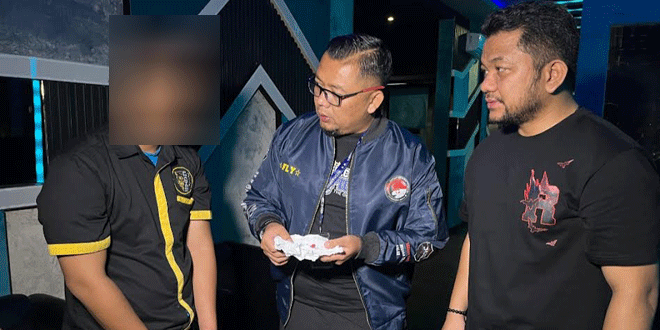 Polisi memasang garis polisi di lokasi penggerebekan THM Phantom Medan