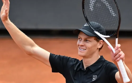 Jannik Sinner merayakan kemenangan semifinal di Foro Italico, Roma