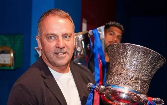 Hansi Flick merayakan keberhasilan bersama pemain FC Barcelona
