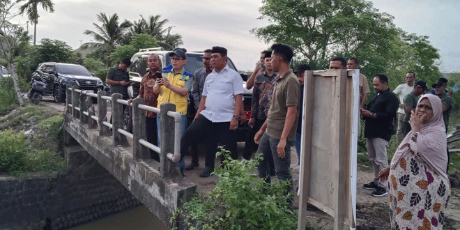 Bupati Aceh Besar tinjau normalisasi saluran pembuangan di Gampong Cot Lamee