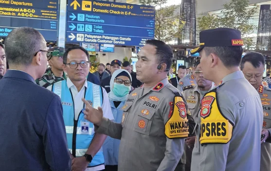 Petugas karantina kesehatan memeriksa penumpang di Bandara Soekarno-Hatta