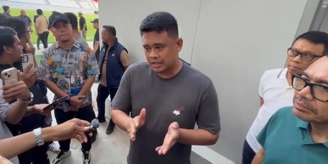 Komunitas lari di atas rumput Stadion Teladan sebelum pembukaan resmi