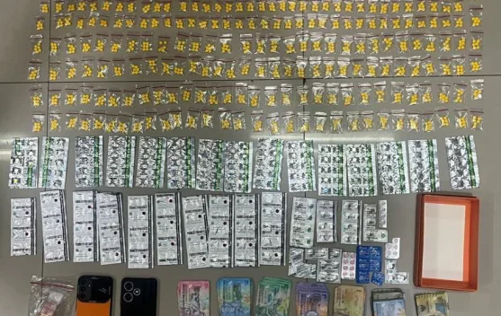 Petugas mengamankan barang bukti obat keras dari toko kosmetik di kawasan Juanda, Jakarta Pusat