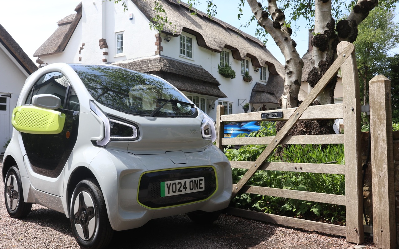 Ilustrasi mobil listrik mini futuristik 2026 dengan desain compact dan fitur pintar