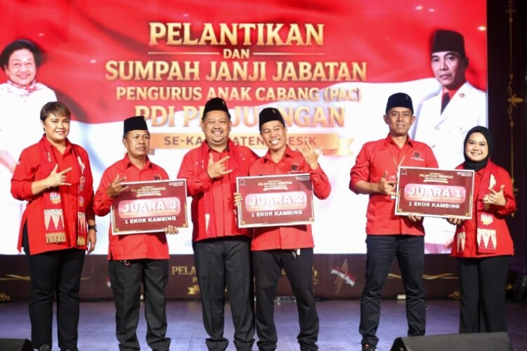 Suasana pelantikan dan penampilan kreativitas PAC PDI Perjuangan Gresik