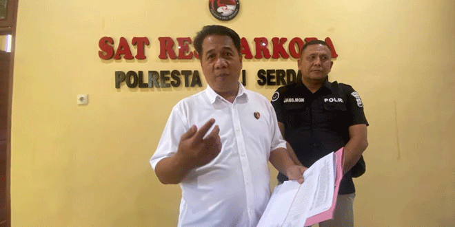 Petugas kepolisian saat penggerebekan narkoba di Deliserdang