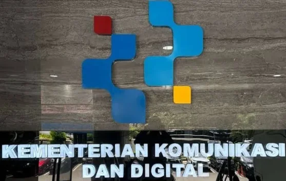 Teknisi melakukan pemeliharaan kabel bawah laut Palapa Ring untuk konektivitas perbatasan