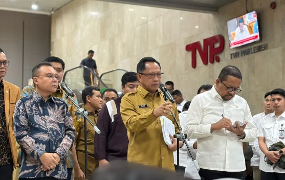 Mendagri Tito Karnavian menjelaskan perkembangan pemulihan layanan dasar pascabencana di Kompleks Parlemen