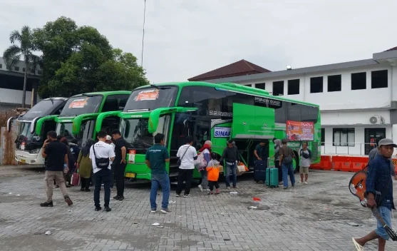 Penumpang menunggu bus di Terminal Giwangan Yogyakarta saat libur Iduladha