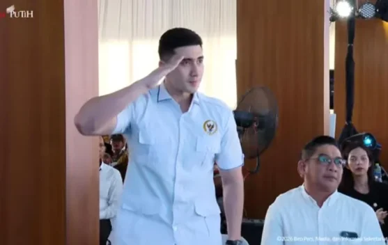 Presiden Prabowo bercanda dengan Verrel Bramasta saat peresmian koperasi di Nganjuk