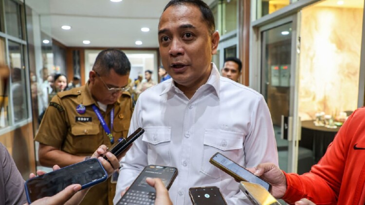 Wali Kota Eri Cahyadi memperkenalkan hotline Lapor Cak Eri untuk aduan warga Surabaya