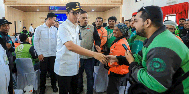 Wali Kota Medan menyerahkan kartu BPJS Ketenagakerjaan kepada pengemudi ojek online di PKK Kota Medan