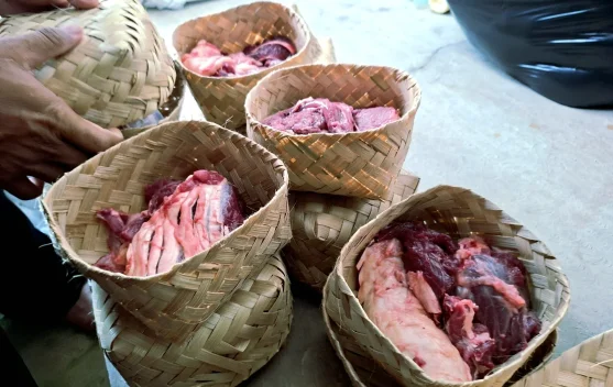 Daging kurban di dalam kulkas saat proses pencairan dengan kemasan tertutup
