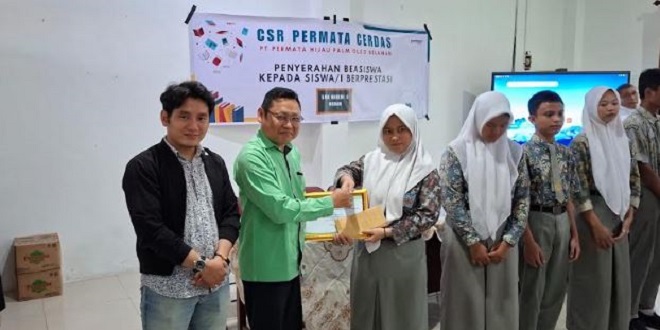 Penyerahan beasiswa PT PHPO Belawan kepada siswa SMK Negeri 3 Medan