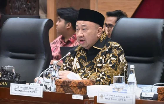 Ilustrasi kelas bahasa asing dengan bendera Prancis di papan tulis