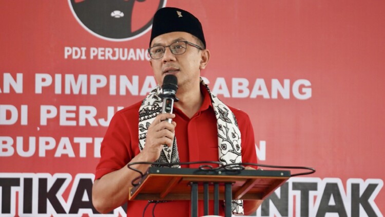 Deni Wicaksono saat pelantikan PAC PDI Perjuangan Pacitan