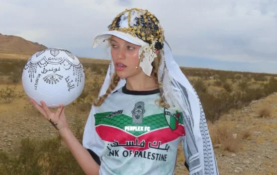 Elyanna penyanyi Palestina-Chili yang membawakan lagu 'Illuminate' untuk soundtrack Piala Dunia 2026