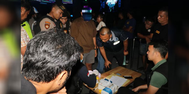 Petugas kepolisian melakukan razia di tempat hiburan malam
