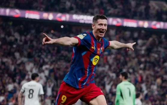 Robert Lewandowski meninggalkan lapangan yang menandai perpisahan dengan Barcelona