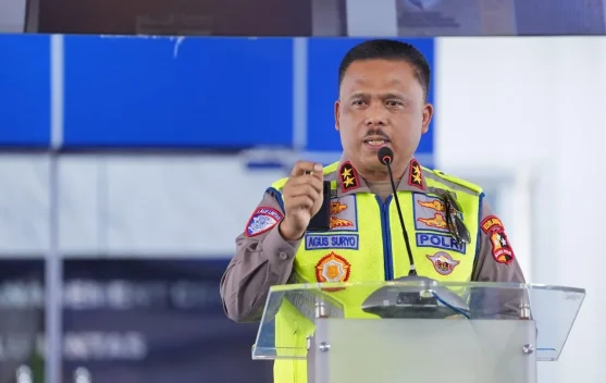 Personel Polantas berjaga di jalan tol selama libur panjang untuk menjaga arus lalu lintas