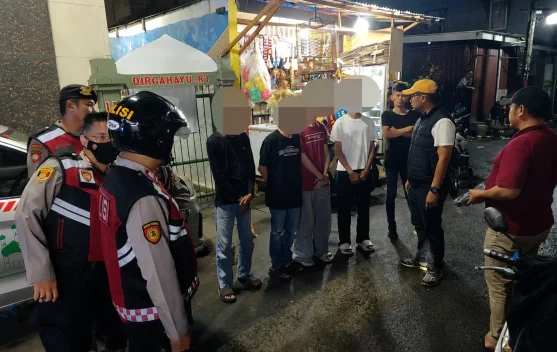 Petugas polisi memeriksa barang bukti dan mengamankan terduga pelaku saat operasi di Jakarta Pusat