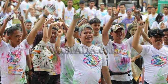 Peserta Colour Run Tarutung melepaskan bubuk warna-warni di garis finish