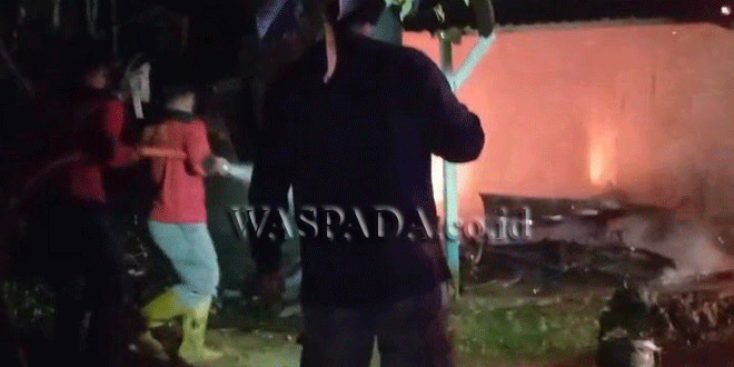 Rumah terbakar di Desa Pasir Tuntung, Kotapinang pada malam 13 Mei 2026