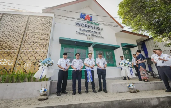 Workshop Training Center KAI Services di Purwokerto dengan kursi kereta eksekutif asli dan ruang simulasi interaktif