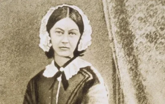 Potret Florence Nightingale dengan lampu minyak yang melambangkan dedikasi perawat