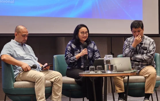 Ilustrasi kurs rupiah melemah dan logo Bank Indonesia menyentuh Rp17.000 per dolar