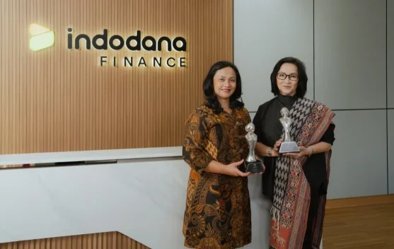 Pemimpin Indodana Finance menerima penghargaan The Most Outstanding Women 2026 di acara Women Art & Society, Solo